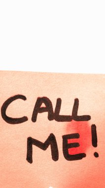 Bana el yazısı yaz, yakın çekim yap. Fotokopi alanı olan turuncu kağıda iliştir. Anımsatıcı üzerine metin yazılıyor