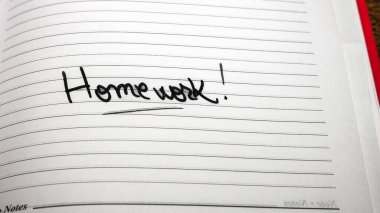 Ödev, ofis gündeminin sayfasında el yazısı metni. Boşluğu kopyala.