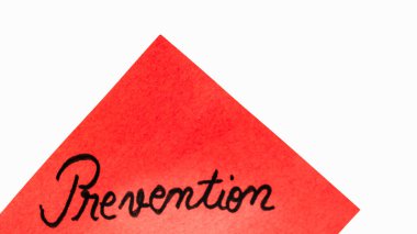 Önleme el yazısı metni, fotokopi alanı olan turuncu kağıda izole edilmiş. Anımsatıcı üzerine metin yazılıyor.