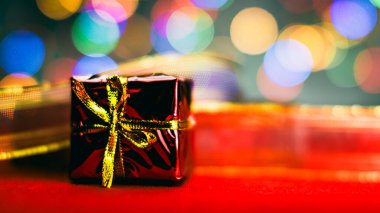 Noel süsleri. Renkli Noel ışıkları arka planı