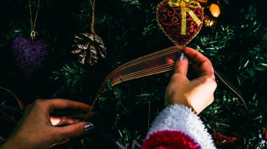 Noel süsleri. Renkli Noel ışıkları arka planı