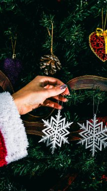 Noel süsleri. Renkli Noel ışıkları arka planı