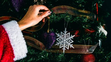 Noel süsleri. Renkli Noel ışıkları arka planı