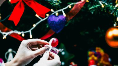 Noel süsleri. Renkli Noel ışıkları arka planı