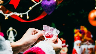 Noel süsleri. Renkli Noel ışıkları arka planı