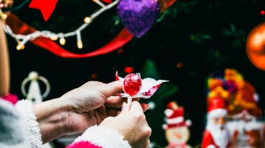 Noel süsleri. Renkli Noel ışıkları arka planı