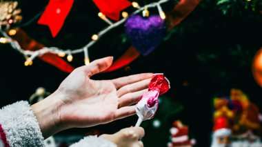 Noel süsleri. Renkli Noel ışıkları arka planı