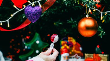 Noel süsleri. Renkli Noel ışıkları arka planı