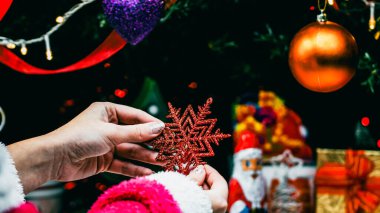 Noel süsleri. Renkli Noel ışıkları arka planı