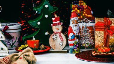 Noel süsleri. Renkli Noel ışıkları arka planı
