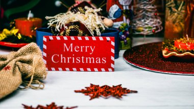Noel süsleri. Renkli Noel ışıkları arka planı