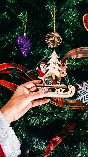 Noel süsleri. Renkli Noel ışıkları arka planı