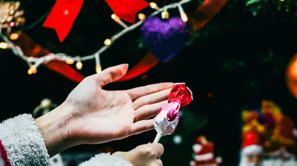 Noel süsleri. Renkli Noel ışıkları arka planı