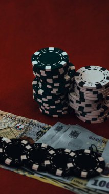 Yüksek bahisli kumarhane oyunları için bir yığın poker fişi.