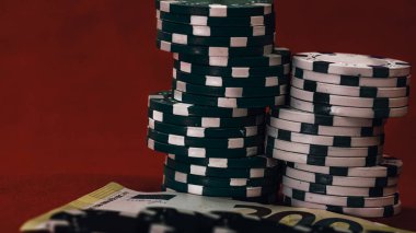 Yüksek bahisli kumarhane oyunları için bir yığın poker fişi.