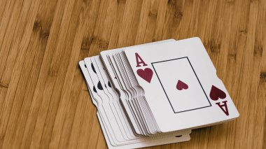 Yüksek bahisli kumarhane oyunları için bir yığın poker fişi.