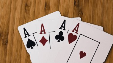 Yüksek bahisli kumarhane oyunları için bir yığın poker fişi.