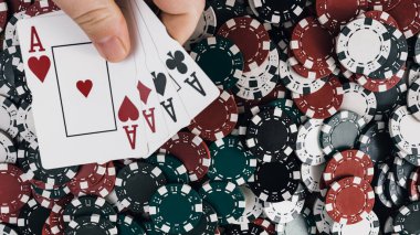 Yüksek bahisli kumarhane oyunları için bir yığın poker fişi.