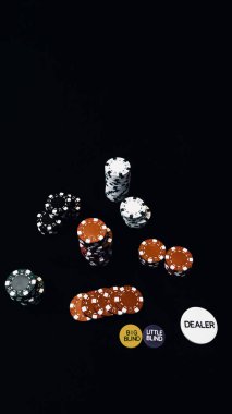 Yüksek bahisli kumarhane oyunları için bir yığın poker fişi.
