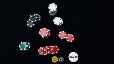 Yüksek bahisli kumarhane oyunları için bir yığın poker fişi.