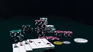 Yüksek bahisli kumarhane oyunları için bir yığın poker fişi.