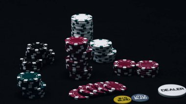 Yüksek bahisli kumarhane oyunları için bir yığın poker fişi.