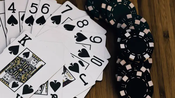 高赌注赌场游戏的扑克筹码堆积如山 免版税图库图片