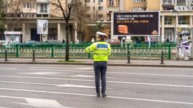 Trafiği polis memuru ve Romanya Trafik Polisi (Politia Rutiera) yönetiyor