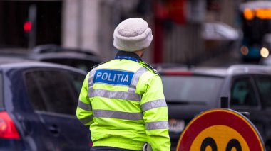 Trafiği polis memuru ve Romanya Trafik Polisi (Politia Rutiera) yönetiyor