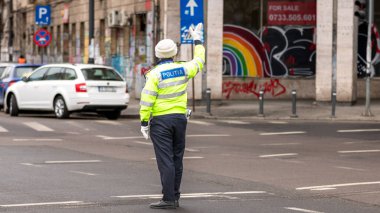 Trafiği polis memuru ve Romanya Trafik Polisi (Politia Rutiera) yönetiyor
