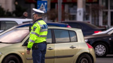 Trafiği polis memuru ve Romanya Trafik Polisi (Politia Rutiera) yönetiyor