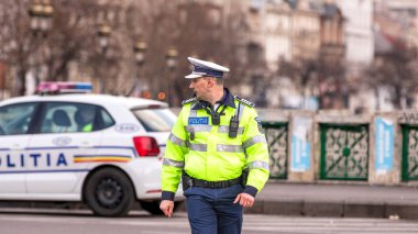 Trafiği polis memuru ve Romanya Trafik Polisi (Politia Rutiera) yönetiyor