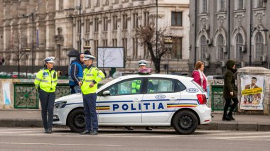 Trafiği polis memuru ve Romanya Trafik Polisi (Politia Rutiera) yönetiyor