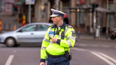 Trafiği polis memuru ve Romanya Trafik Polisi (Politia Rutiera) yönetiyor