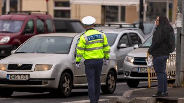 Trafiği polis memuru ve Romanya Trafik Polisi (Politia Rutiera) yönetiyor