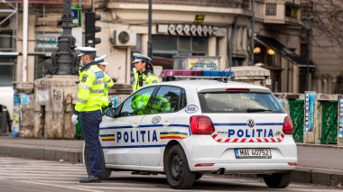 Trafiği polis memuru ve Romanya Trafik Polisi (Politia Rutiera) yönetiyor