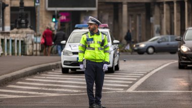Trafiği polis memuru ve Romanya Trafik Polisi (Politia Rutiera) yönetiyor
