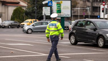 Trafiği polis memuru ve Romanya Trafik Polisi (Politia Rutiera) yönetiyor