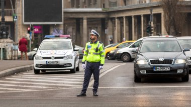 Trafiği polis memuru ve Romanya Trafik Polisi (Politia Rutiera) yönetiyor