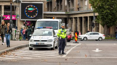 Trafiği polis memuru ve Romanya Trafik Polisi (Politia Rutiera) yönetiyor