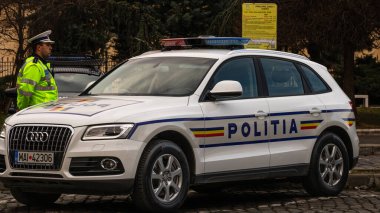 Bükreş 'te yoğun saatlerde Romen Polis Arabası trafikte