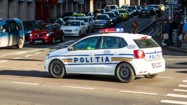 Bükreş 'te yoğun saatlerde Romen Polis Arabası trafikte