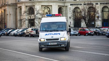 Bükreş 'te yoğun saatlerde Romen Polis Arabası trafikte