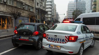 Bükreş 'te yoğun saatlerde Romen Polis Arabası trafikte