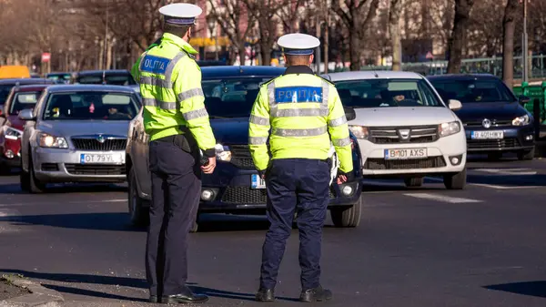 Trafiği polis memuru ve Romanya Trafik Polisi (Politia Rutiera) yönetiyor