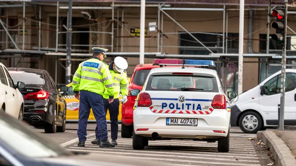 Trafiği polis memuru ve Romanya Trafik Polisi (Politia Rutiera) yönetiyor