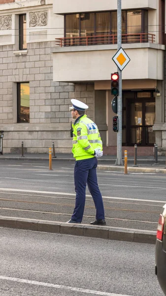 Trafiği polis memuru ve Romanya Trafik Polisi (Politia Rutiera) yönetiyor