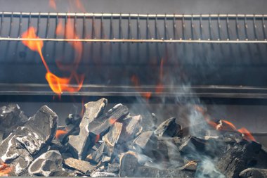 Işıl ışıl yanan ızgara ocağı. Kırmızı alevler, kömür kömürleri ve közlerle birlikte.