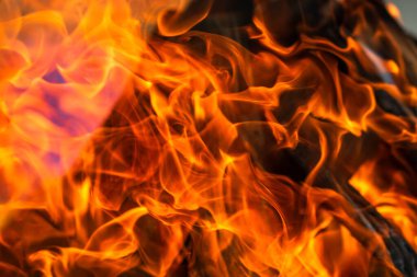 Parlak alevli kömür ızgarası. Sıcak ızgara, açık hava yemekleri.