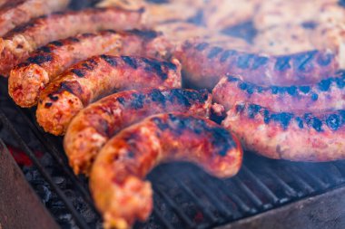 Kömür mangalında ızgara domuz eti ve sosis. Lezzetli barbekü, yemek konsepti, ızgaradaki yemek ve ızgaradaki yemeğin ayrıntıları.